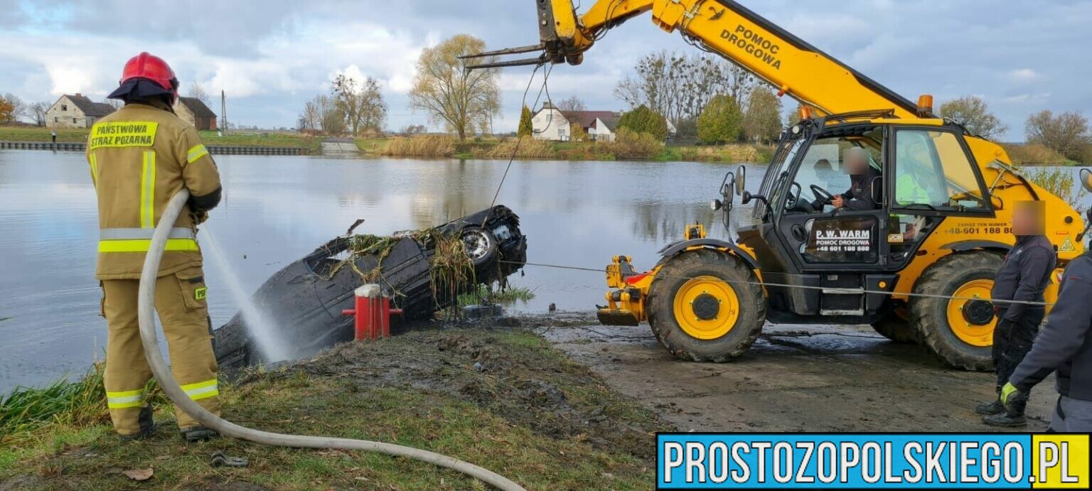 Strażacy wydobyli dwa pojazdy z Odry w Naroku. Jak one się tam znalazły... ?