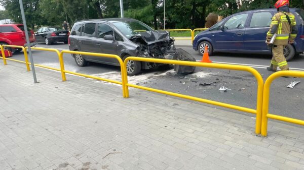 Wypadek w Namysłowie . Kierująca osobówką wjechał w ciężarówkę.