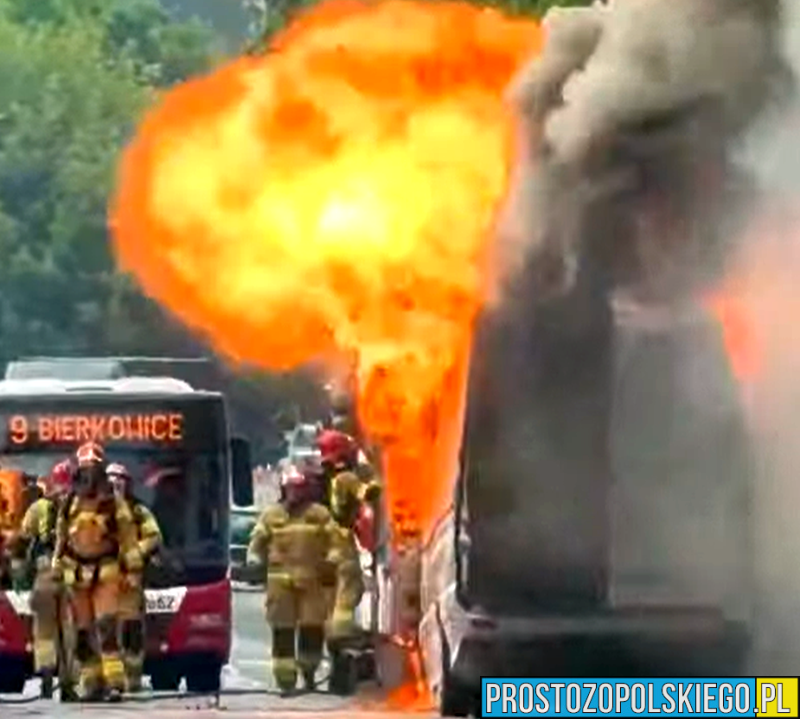 Pożar autobusu wycieczkowego w którym jechało 25 osób na ul. Domańskiego w Opolu. Autobus spalił się doszczętnie (Wideo)