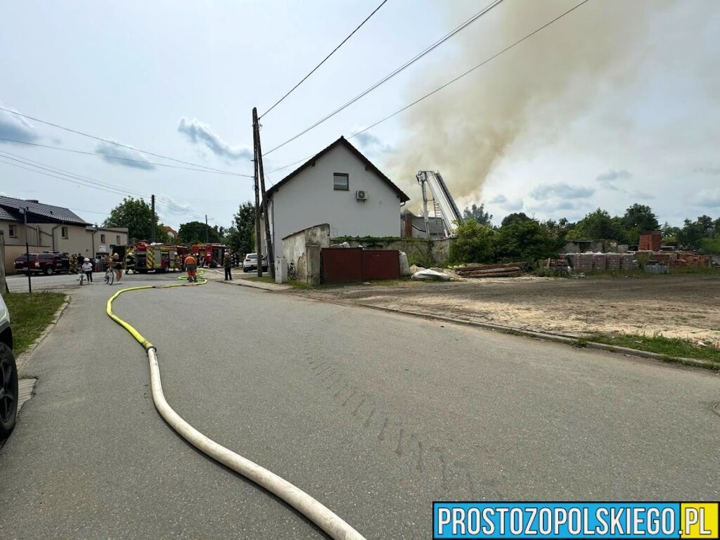 Pożar budynku jednorodzinnego w Tarnowie Opolskie .W środku ujawniono zwęglone ciało. (Zdjęcia&Wideo)