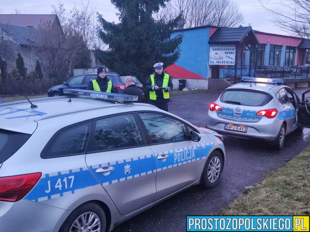 Policjanci dotarli na czas i uratowali 22-letniego mężczyznę, który oblał się łatwopalną cieczą.