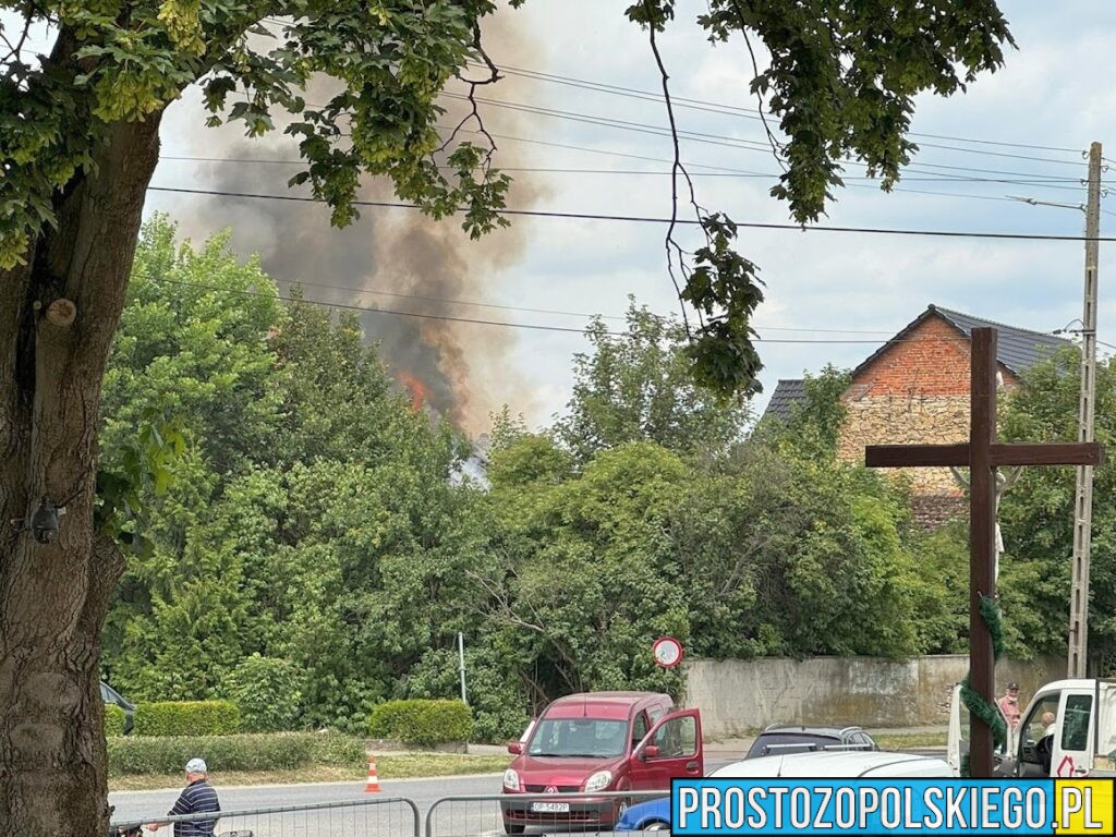 Pożar budynku jednorodzinnego w Tarnowie Opolskie .W środku ujawniono zwęglone ciało. (Zdjęcia&Wideo)