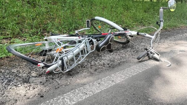 Kierujący samochodem najechał na rowerzystkę, na trasie między miejscowościami Zawadzkie a Kolanowskie. (Zdjęcia)