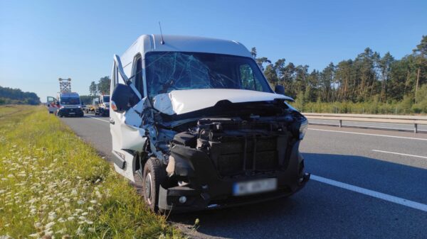 Bus wjechał w naczepę ciężarówki na autostradzie A4. (Zdjęcia)