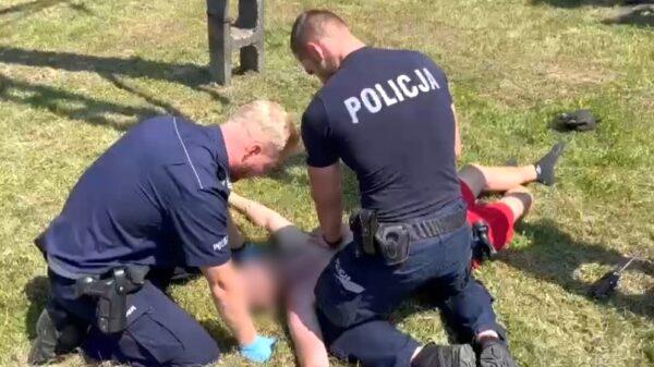 Policjanci z Namysłowa uratowali życie 21-latka, porażonego prądem.