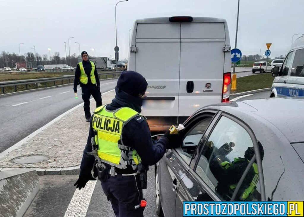 Zamiast 6 osób busem jechało 14 podróżujących - 19-latek stracił swoje uprawnienia