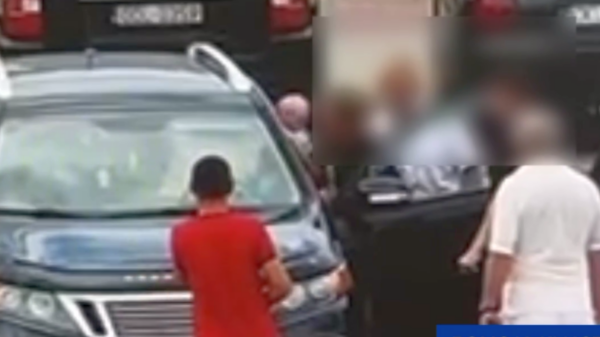 Świadkowie uratowali niemowlę pozostawione w rozgrzanym samochodzie na parkingu .24-latka matka do auta wróciła po godzinie.(Wideo)