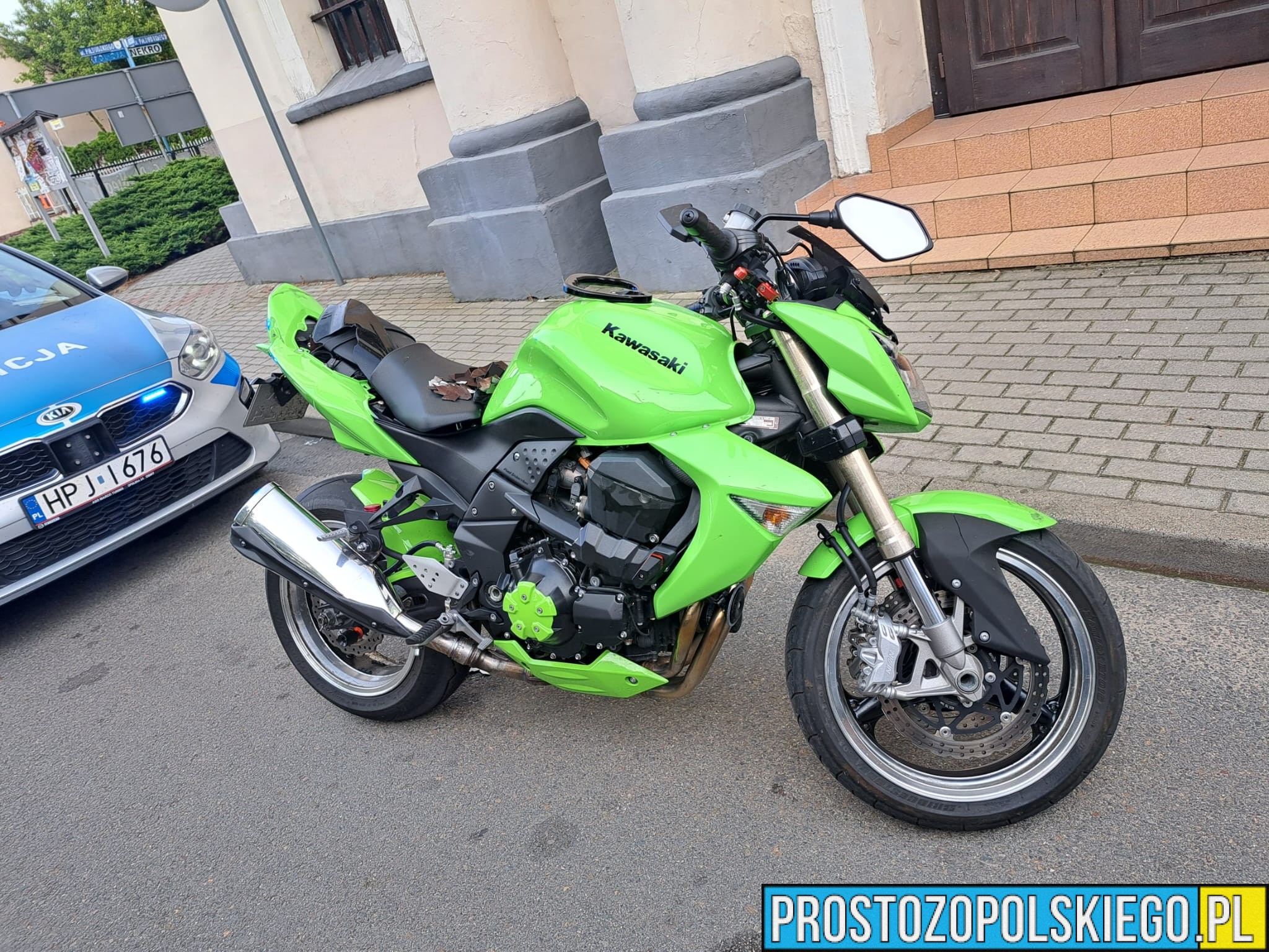 Wypadek na skrzyżowaniu w Praszce. Motocyklista zabrany do szpitala.(Zdjęcia)