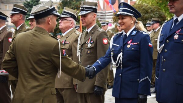 Komendant Wojewódzki Policji w Opolu odznaczony medalem z okazji 80-lecia powstania 1. Brzeskiego Pułku Saperów.