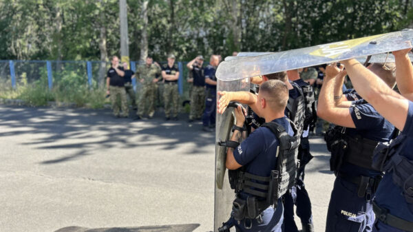 Funkcjonariusze straż granicznej z policjantami z Opola , razem ćwiczyli wobec agresywnego tłumu.(Zdjęcia)