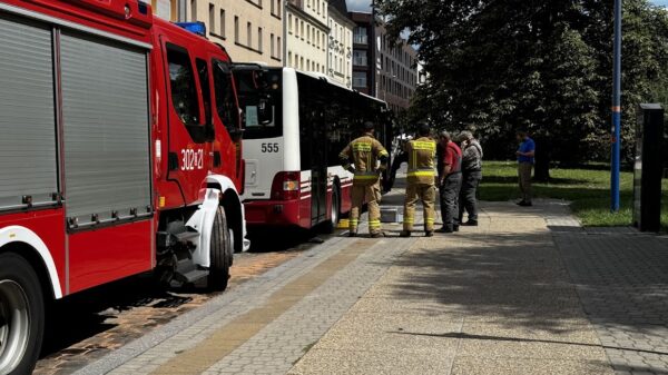 Opole: kierujący autobusem MZK jechał i z uszkodzonego zbiornika lała się ropę na ulicę.