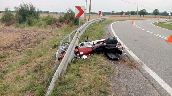 Wypadek motocyklisty DK 43 w miejscowości Igłowice. Dwie osoby zostały zabrane do szpitala.