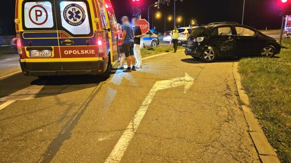 Zderzenie dwóch samochodów na skrzyżowaniu na obwodnicy Opola. Dwie osoby zostały zabrane do szpitala.