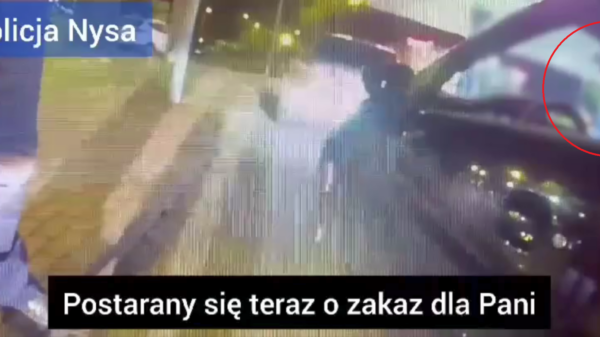 Policjanci zatrzymali 21-latkę , która jechał 105 km/h przez ulicę Sudecką w Nysie. Kierująca straciła prawo jazdy.(Wideo z kamery policjanta)