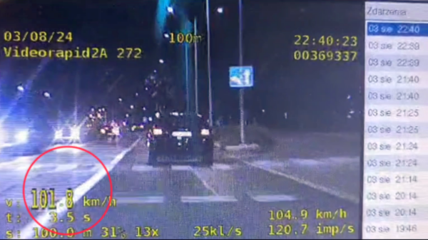 Policjanci zatrzymali 21-latkowi, który pędził autem ponad 100 km/h w obszarze zabudowanym.