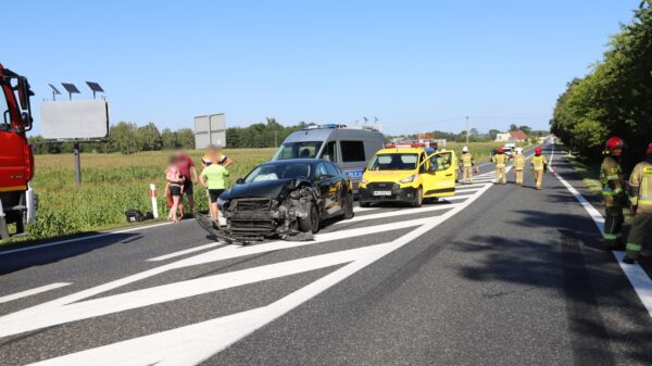 Wypadek na DK46 w Dąbrowie . Z ciężarówki odkręciło się koło uderzyło w osobówkę, a następnie uszkodziło obudowę cysterny.