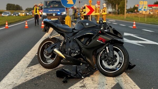 Zderzenie motocykla z samochodem osobowym we Wrzoskach koło stacji paliw. Motocyklista zabrany do szpitala.