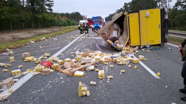 Wypadek na opolskim odcinku autostrady A4. Z busa wysypał się ładunek majonezu.(Zdjęcia)