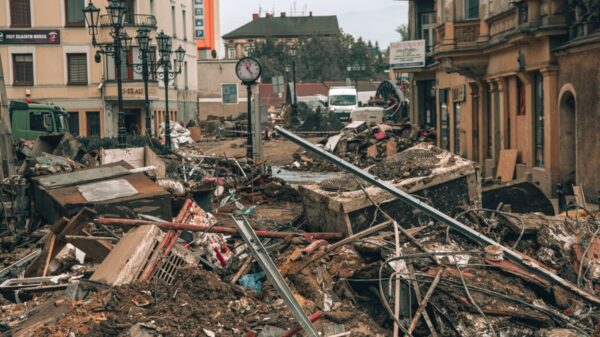 Ulice pokryte szlamem. Sprzątanie w Kłodzku po wielkiej wodzie.(Zdjęcia)