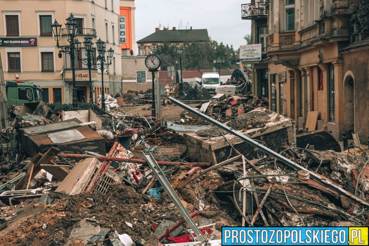 Ulice pokryte szlamem. Sprzątanie w Kłodzku po wielkiej wodzie.(Zdjęcia)