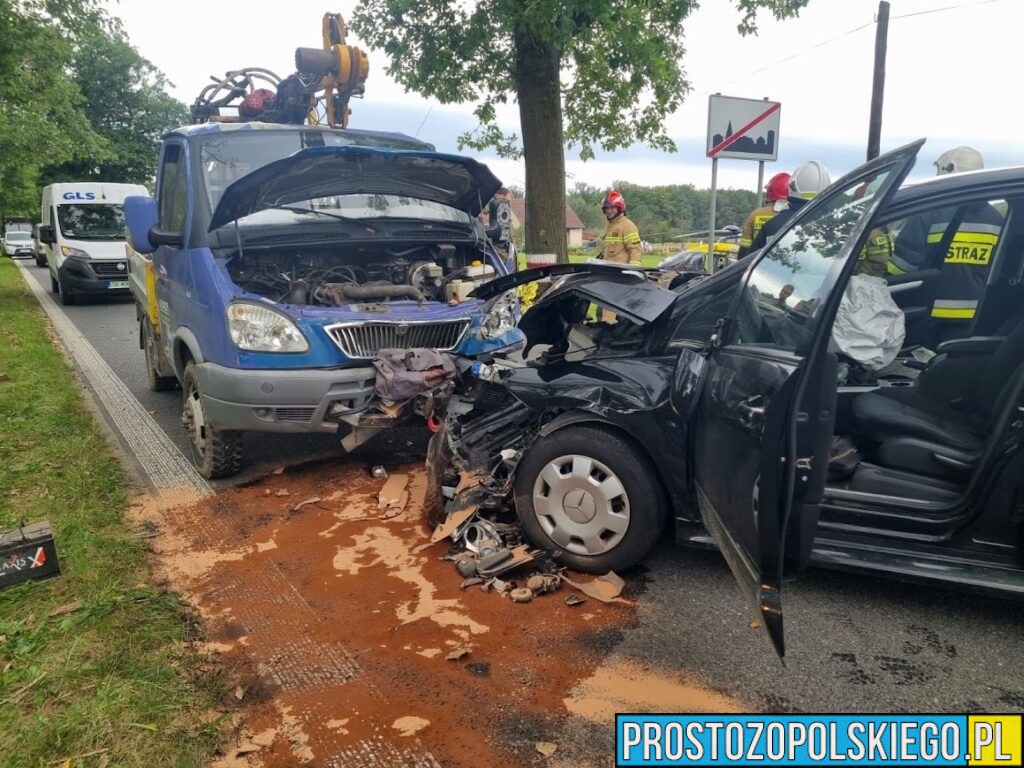 Czołowe zderzenie dostawka z osobówką w Ligocie Prószkowskiej .Na miejscu lądował LPR. Dwie osoby zostały poszkodowane.