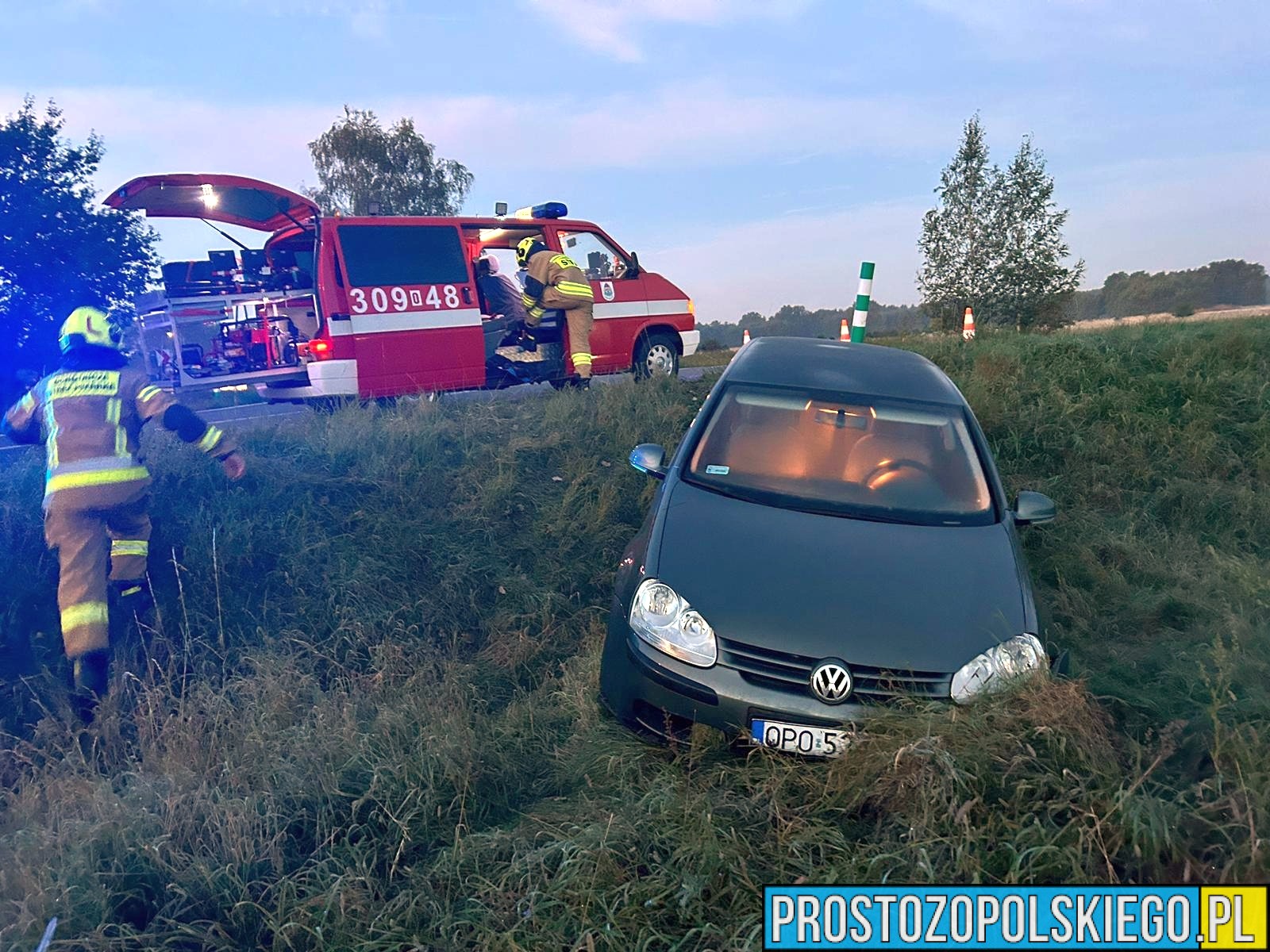 Kierujący samochodem wjechał do rowu, mając 2 promile w miejscowości Węgry. (Zdjęcia)