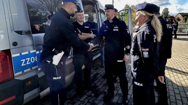 Komendant Główny Policji, oraz Komendat Wojewódzki Policji w Opolu na terenach zalanych opolszczyzny.