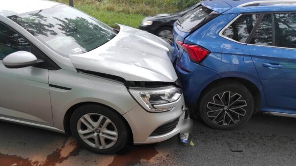 Wypadek 4 samochodów na ul. Popiełuszki w Opolu.