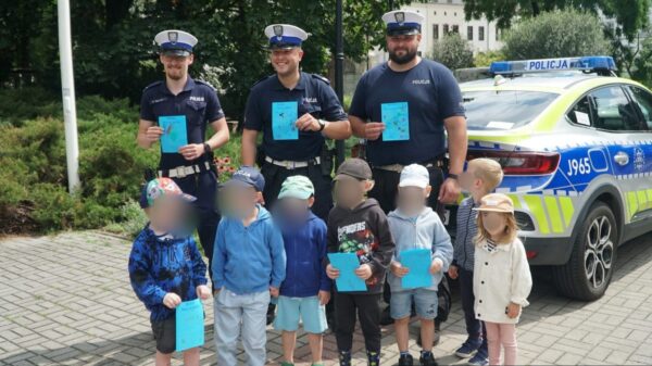 Nie strasz dziecka policjantem - apelują policjanci.