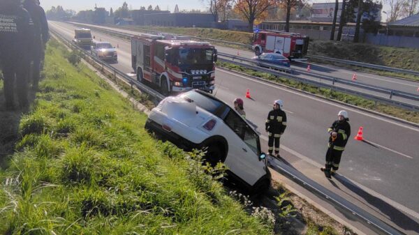 Pozostawione auto na ulicy stoczył sie ze skarpy i zatrzymał sie na barierach na obwodnicy Opola. (Zdjęcia&Wideo)