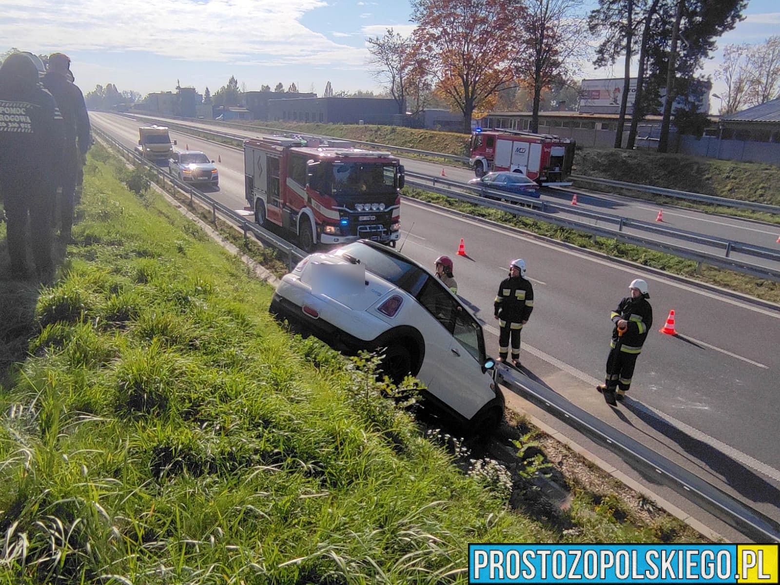 Pozostawione auto na ulicy stoczył sie ze skarpy i zatrzymał sie na barierach na obwodnicy Opola. (Zdjęcia&Wideo)