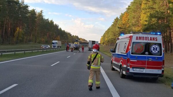 Kierujący busem najechał na tył naczepy, ciężarówki na autostradzie A4. Na miejscu lądował LPR .