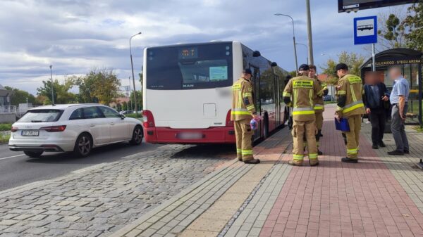 Poparzone osoby na przystanku autobusowym, na ulicy Okulickiego w Opolu. Jedna osoba zabrana do szpitala.(Zdjęcia&Wideo)