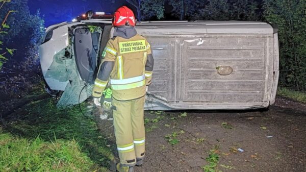 Dachowanie busa w miejscowości Kujakowice Dolne w powiecie kluczborskim.