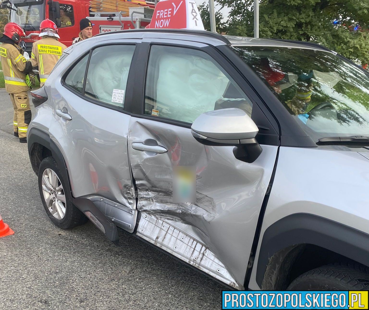 Zderzenie busa z taksówką w Dąbrowie. Auto samo wezwało pomoc eCall.