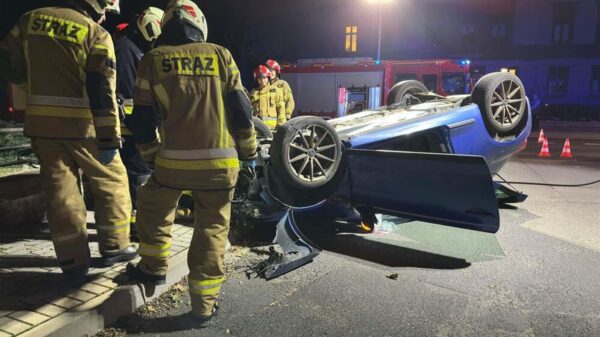 Dachowanie w Sławięcicach. Kierowca porzucił auto i uciekł z miejsca zdarzenia. Szuka go policja.(Zdjęcia)