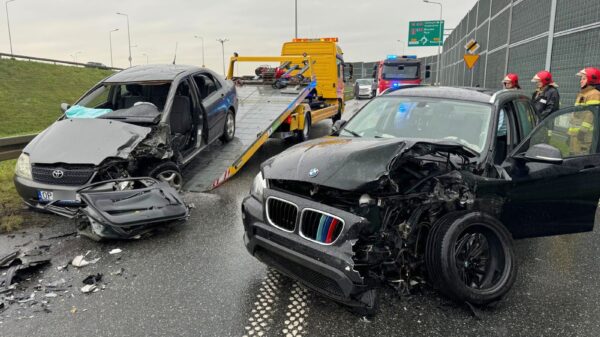 Zderzenie BMW z Toyotą na zjeździe z wiaduktu w kierunku Wróblina w Opolu. (Zdjęcia)