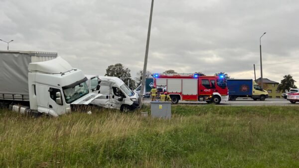 Ciężarówka zderzyła się z busem na DK 11 na skrzyżowaniu z DK45 w Gortatowie.(Zdjęcia)