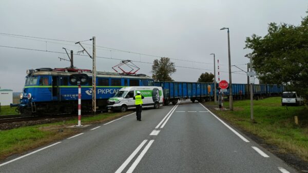 Kierujący busem wjechał pod pociąg na przejeździe kolejowym na DK nr 11 w Gotartowie w powiecie kluczborskim.