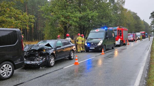 Karambol 4 pojazdów na DK 45 w miejscowości Trzebiszyn. Pierwsza na miejscu była karetka wojskowa, która na to najechała.