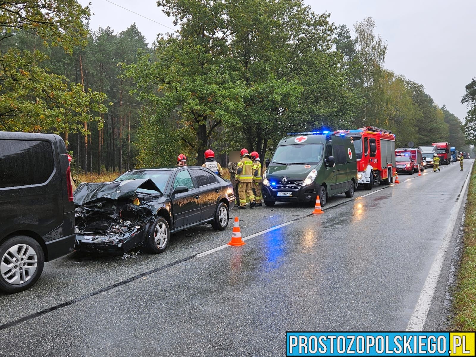 Karambol 4 pojazdów na DK 45 w miejscowości Trzebiszyn. Pierwsza na miejscu była karetka wojskowa, która na to najechała.