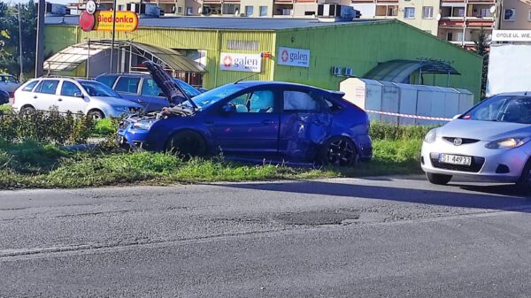 Zderzenie dwóch samochodów na ulicy Oświęcimskiej w Opolu. Jedna osoba została zabrana do szpitala. (Zdjęcia)