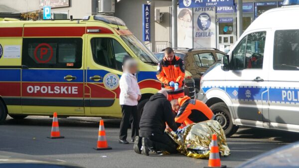 86-latek wtargnął pod nadjeżdżające auto na ul. Bielskiej w Opolu. Pierwszej pomocy udzielił ratownik medyczny , który był na zakupach w sklepie.