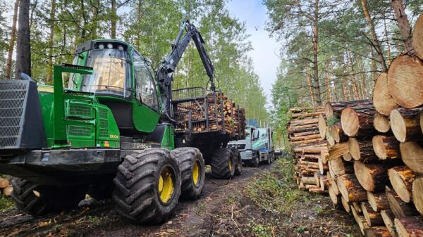 Na kabinę auta spadła kłoda przy załadunku drewna. Mężczyzna ranny zabrany do szpitala.