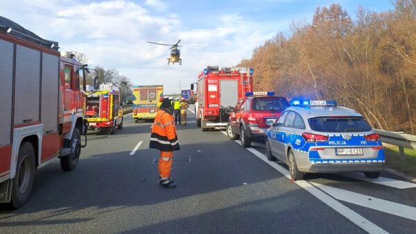 Zderzenie dwóch samochodów ciężarowych na A4.Jedna osoba została poszkodowana. Na miejscu lądował LPR.