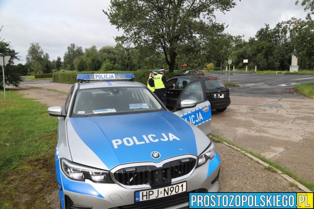 Ojciec przewoził troje dzieci – żadne nie miało fotelika.