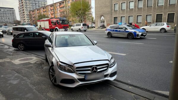 68-letni kierujący Mercedesem doprowadził wypadku na ul. Nysy Łużyckie w Opolu. Został ukarany mandatem karnym 5000zł i 10 punktami karnymi.