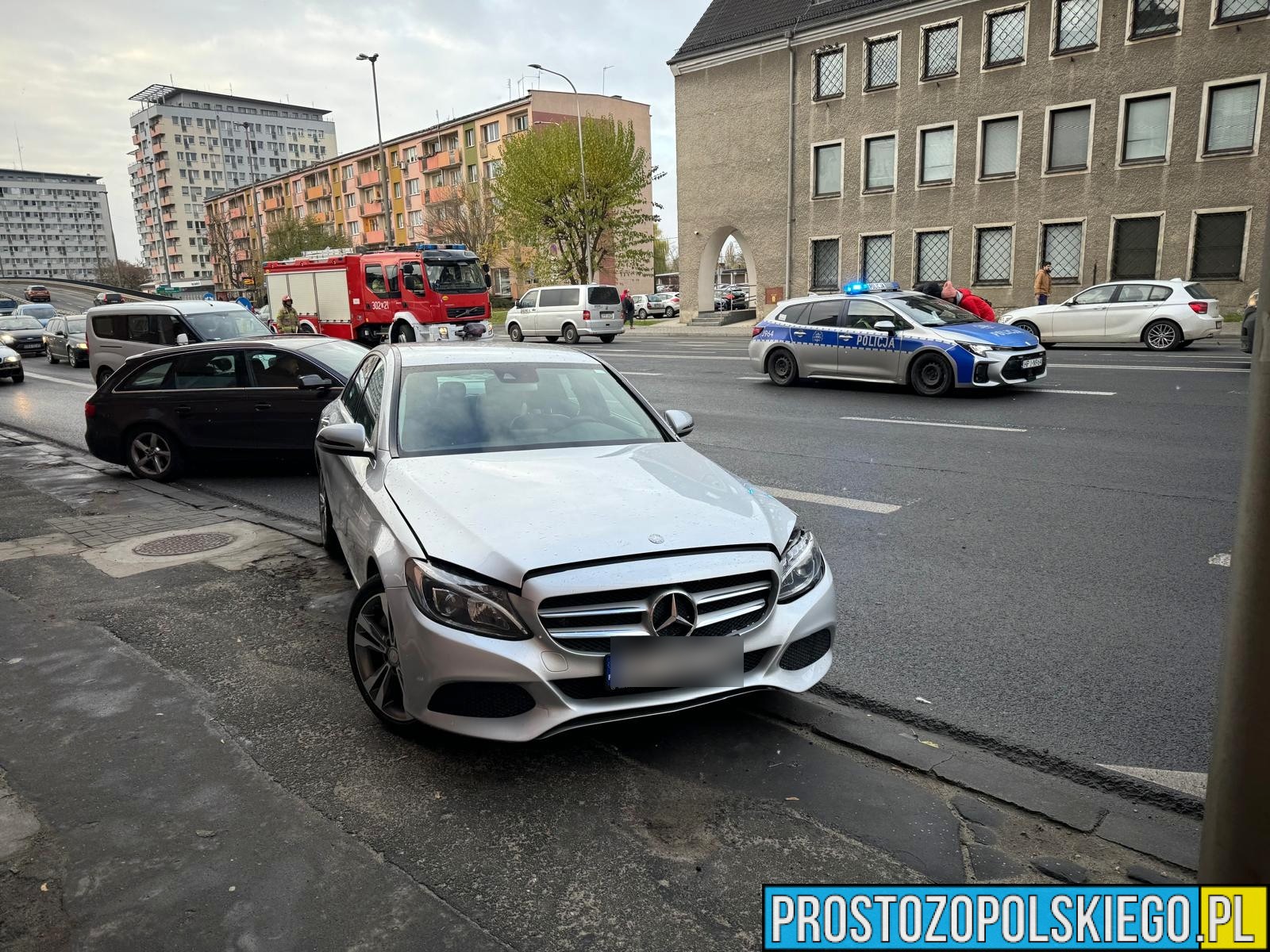 68-letni kierujący Mercedesem doprowadził wypadku na ul. Nysy Łużyckie w Opolu. Został ukarany mandatem karnym 5000zł i 10 punktami karnymi.