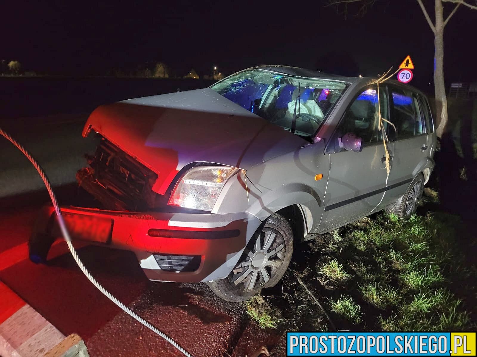 Dachowanie auta w Niemodlinie na ulicy Podmiejskiej. Jedna osoba zabrana do szpitala. (Zdjęcia)