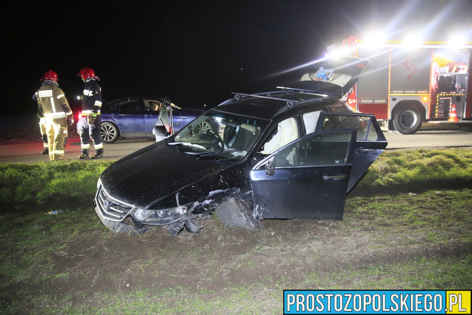 Kierujący hondą wjechał w audi i uciekł z miejsca zdarzenia, porzucając auto w rowie. (Zdjęcia&Wideo)